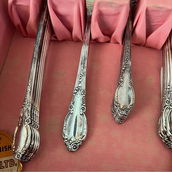 1881 Rogers Silverplate Oneida LTD. Enchantment 59 Piece & Wooden Chest - Picture 8 of 13